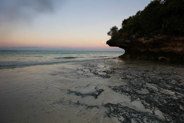 Océan Rochers Mer Avec Lune Levant Après Coucher Soleil Zanzibar — Photo