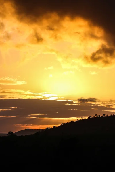 Afrikanischer Berghang Mit Bäumen Bei Sonnenuntergang Mit Kontrastierenden Wolken Himmel — Stockfoto