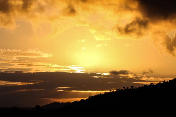 Montanha Africana Com Árvores Pôr Sol Com Nuvens Contrastantes Céu — Fotografia de Stock