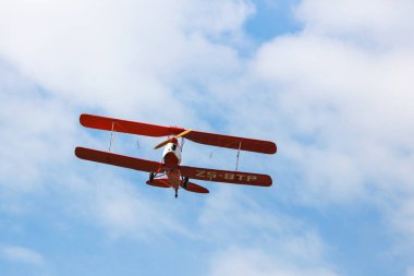 Gökyüzünde uçan bir uçak