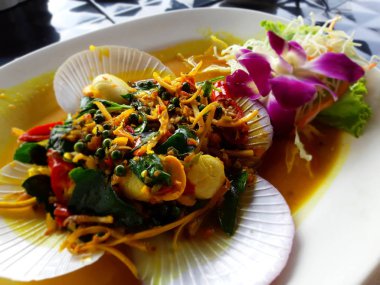 Öğle yemeği için beyaz tabak içinde tarak bütün deniz hayvanı kabuğu