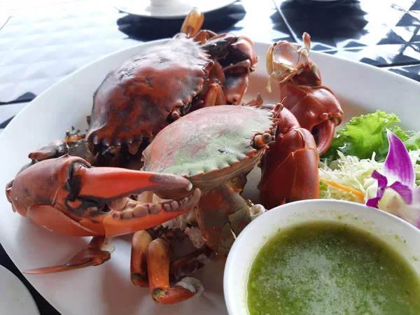 Crabe Mer Rouge Feuilles Fumantes Plaque Blanche Sur Table Noire — Photo
