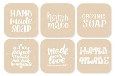 Elle çizilmiş tipografi harfleri olan çıkartmalar.