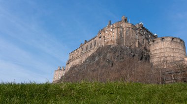 Bir tepede bir emposing kale