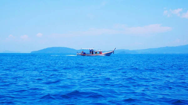 Barco Pesca Mar Azul Sur Tailandia Provincia Krabi — Foto de Stock