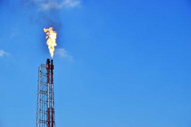 Gaz üretim petrol boru hattı mavi gökyüzü ile