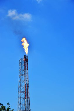 Gaz üretim petrol boru hattı mavi gökyüzü ile