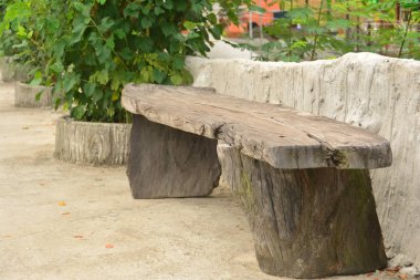 Bahçedeki eski stil ahşap sandalye