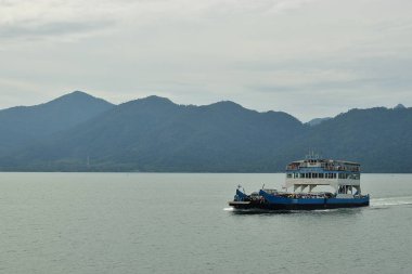 Büyük mavi yolcu feribot tekne denize yakın Trad ada gider