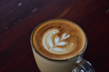 Sabah Manzarası 'nda sanat tasarımı olan bir fincan kahve.