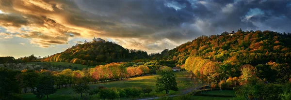 Hügellandschaft mit alter Burg. schöne Herbstfarben. — Stockfoto