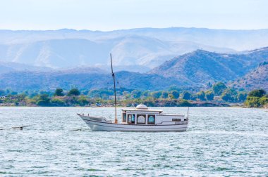 Yelkenli tekne üzerinde göl PICHOLA Udaipur, Hindistan.