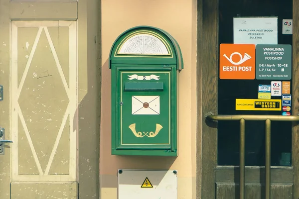 Eesti-Briefkasten in der Nähe des Posteingangs — Stockfoto