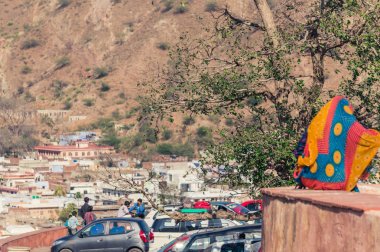 Amer, Hindistan - 08 Şubat 2014 - Jaipur yakınlarındaki Hint kasabası Amer'in yerel halk ve otomobille görünümü