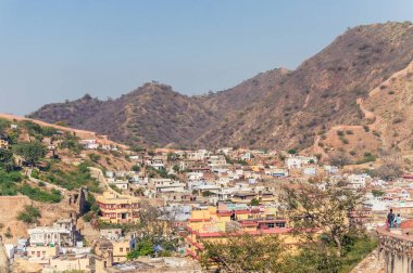 Jaipur yakınlarındaki Amer kasabasının görünümü, Rajasthan, Hindistan Aravali dağlarının eteklerinde