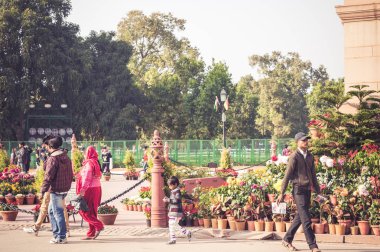 Delhi, Hindistan - 05 Şubat 2014 - Hindistan'ın Delhi'deki Hindistan Kapısı yakınlarında yürüyen Hintliler