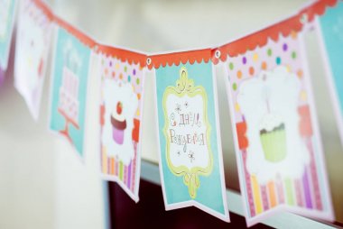 Doğum günü bayraklarının yakın görünümü. Rusça mutlu yıllar.