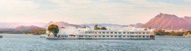Pichola gölündeki Taj Lake Palace'ın panoramik manzarası, Udaipur, Hindistan