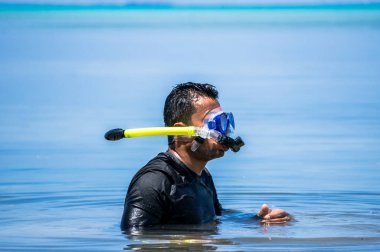 Okyanus suyunda şnorkel ekipmanları ile Hintli adam