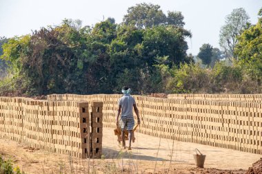 Kişi çamur ile çiğ tuğla yapma