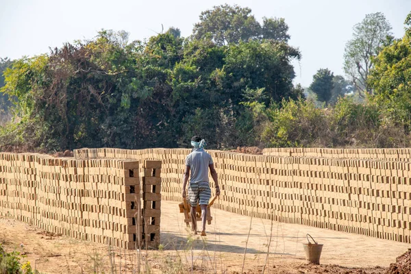 Kişi çamur ile çiğ tuğla yapma