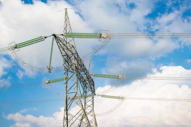 Yüksek gerilim kule, elektrik iletim tower hill bölgesinde. Elektrik dağıtım Kulesi tepenin üstüne