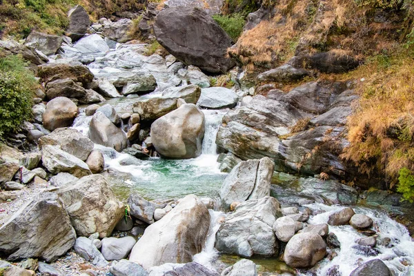 Fluyendo Arroyo Través Verdes Rocas Musgosas Bosque Musgo Rocas Río — Foto de Stock