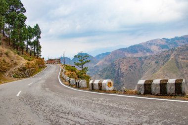 Doğal yolda dalhousie himachal pradesh dağ ve ağaçları ile kaplı banikhet valley. Yokuş yukarı doğal yol seyahat konsepti sürüş