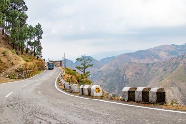 Doğal yolda dalhousie himachal pradesh dağ ve ağaçları ile kaplı banikhet valley. Yokuş yukarı doğal yol seyahat konsepti sürüş