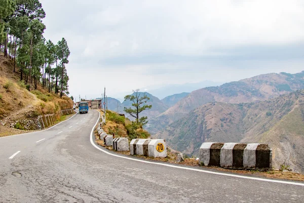 Doğal yolda dalhousie himachal pradesh dağ ve ağaçları ile kaplı banikhet valley. Yokuş yukarı doğal yol seyahat konsepti sürüş