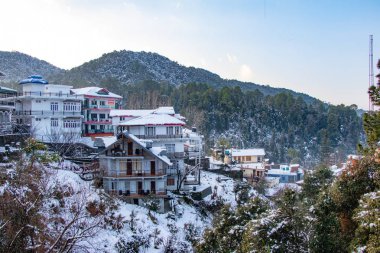 Kar kaplı banikhet geleneksel evlerde dalhousie, Hindistan