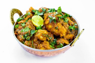 Hint tavuk köri görünümü, sıcak lezzetli Hint ev yapımı tavuk otantik bakır kase hizmet kapat.