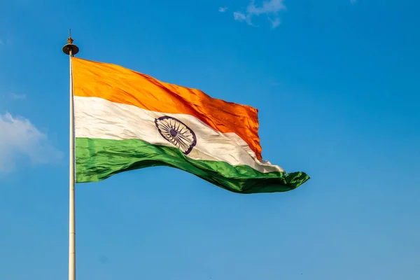 Hindistan Ulusal bayrak derin safran, beyaz ve yeşil merkezinde Ashoka çakra ile yatay bir dikdörtgen tricolour olduğunu