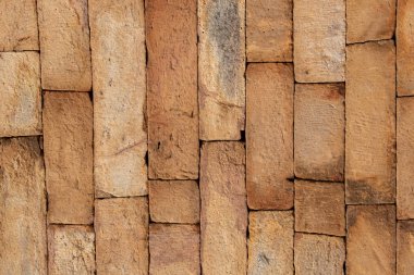 Doğal taş ve tuğla yapılmış eski örülü duvarların dokusuna