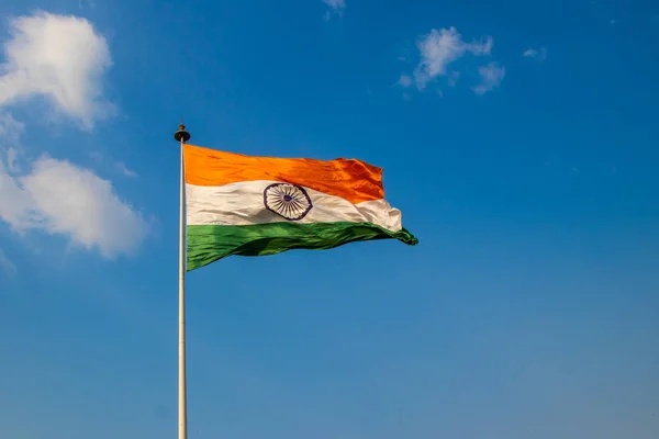Hindistan Ulusal bayrak derin safran, beyaz ve yeşil merkezinde Ashoka çakra ile yatay bir dikdörtgen tricolour olduğunu