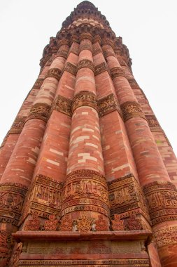 Qutub minar Camii, dünyanın en yüksek serbest duran minaresi delhi Hindistan