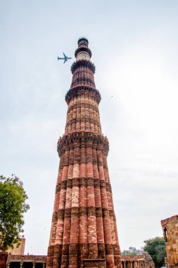 Qutub minar Camii, dünyanın en yüksek serbest duran minaresi delhi Hindistan