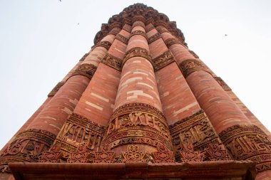 Qutub minar Camii, dünyanın en yüksek serbest duran minaresi delhi Hindistan