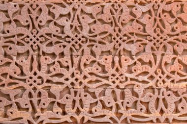İslam hat desenleri kufi tarzında oyma Qutub Minar duvarına
