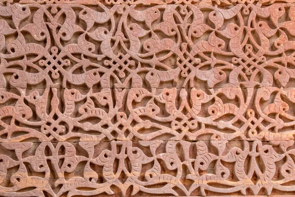 İslam hat desenleri kufi tarzında oyma Qutub Minar duvarına