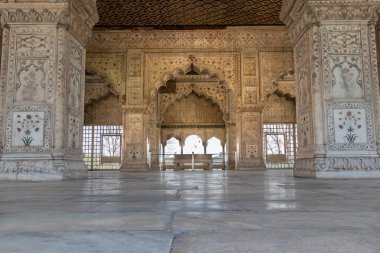 Rang Mahal içinde kırmızı Fort yılında Delhi, Hindistan çevresinde karmaşık oymalar ayrıntılarını
