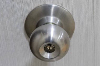 Anahtar deliğine sahip kapı kilidi 