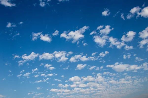 Bela vista do céu azul com nuvem branca — Fotografia de Stock