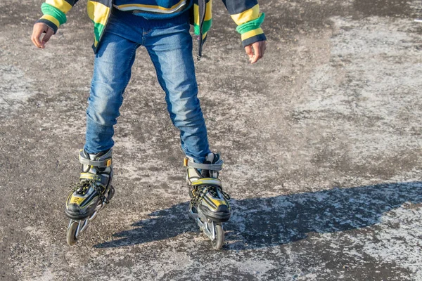 Jongen schaatsen op betonnen vloer — Stockfoto