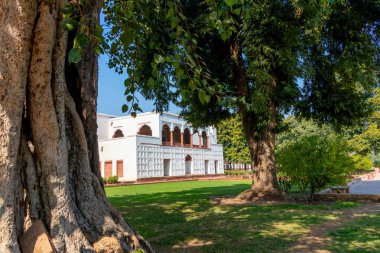 Kırmızı fort delhi hindistan, tr ile fort görünümü içinde beyaz bina