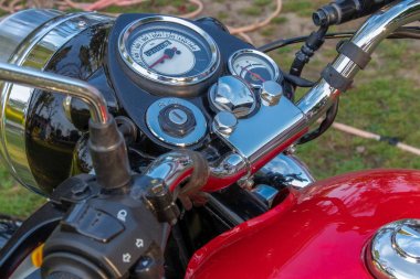 Modern bisiklet ön kolu havadan görünümü kontrol eder