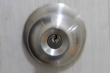 Anahtar deliğine sahip kapı kilidi 