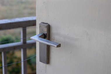 Balkona doğru kapı açık