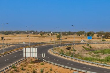 Parlak güneşli bir günde otoyol eğrisi yol