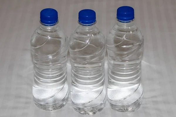 Plastová láhev vody na bílém pozadí. — Stock fotografie
